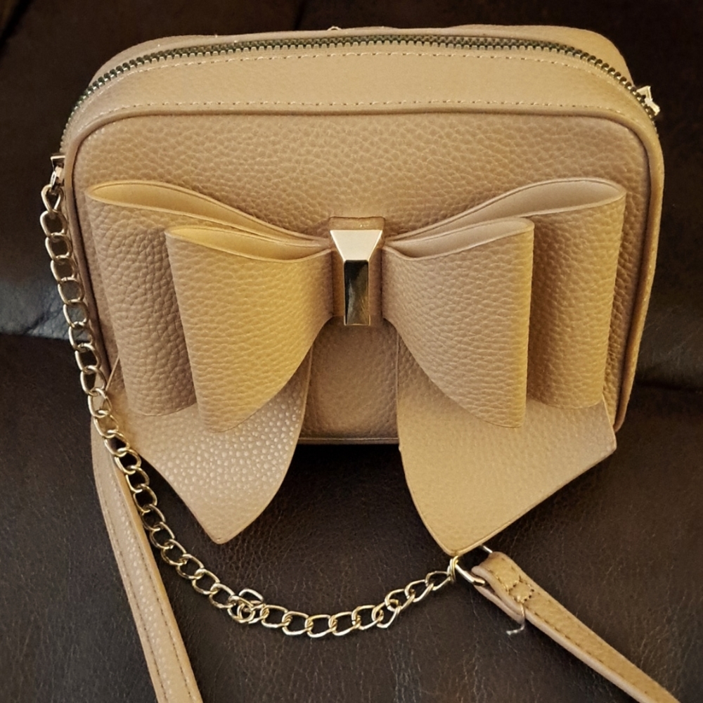 Like Dreams small purse.  Bow detail.  Tan and gold.  Excellent used condition.